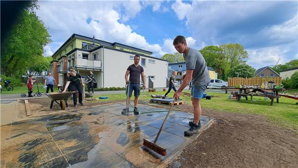 Pflastern für einen neuen Pavillon: Die Landjugend Sievern verlegt Gehwegplatten...
