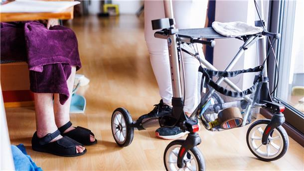 Bundestag beschließt Pflegereform Pflege im Heim: Die Anfang vergangenen Jahres eingeführte Entlastungszuschläge für Bewohnerinnen und Bewohner sollen erhöht werden.