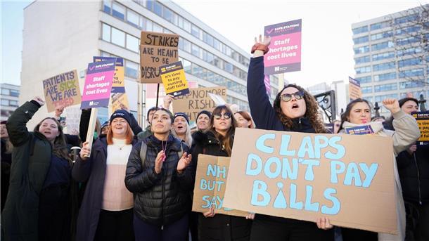England: Pflegekräfte legen Arbeit nieder Pflegekräfte demonstrieren vor dem Royal Sussex County Hospital in Brighton.