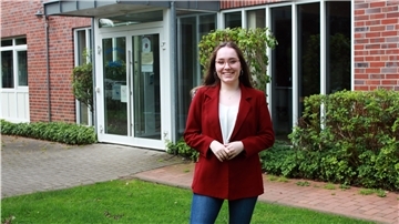 Pflegeschülerin Luisa Hütten vor der Pflegeschule im Klinikum Reinkenheide. 