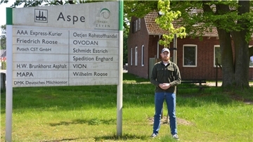 Phil Kahrs steht am „Eingang“ in das Industriegebiet Aspe.