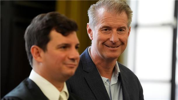 Auf „einige Worte“ von Christina Block folgen viele Fragen Philip von der Meden (links), Anwalt von Christina Blocks Ex-Mann Stephan Hensel (rechts), thematisiert im Prozess um die Entführung der Kinder den Sorgerechtsstreit. (Archivbild)