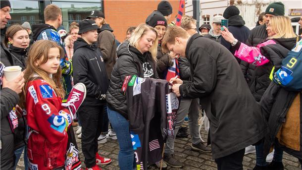 Sechs Spieler verlassen die Fischtown Pinguins - der Abschied in Bildern Philipp Bruggisser schreibt Autogramme.