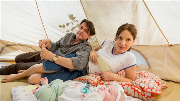 Komödie „Eltern mit Hindernissen“ im Ersten Philipp (Hary Prinz), Katrin (Nicolette Krebitz) und Baby Isalie in einer Szene aus „Eltern mit Hindernissen“.