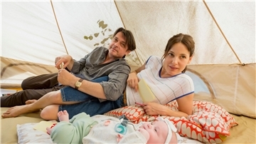 Philipp (Hary Prinz), Katrin (Nicolette Krebitz) und Baby Isalie in einer Szene aus „Eltern mit Hindernissen“.