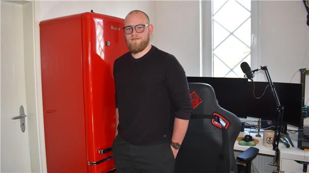 Ein Mann mit Brille lehnt am Kühlschrank. Philipp Müller aus Beverstedt ist kurz vor der Bundestagswahl Mitglied der Linken geworden und gehört zu den Gründungsmitgliedern der Linkenjugend.
