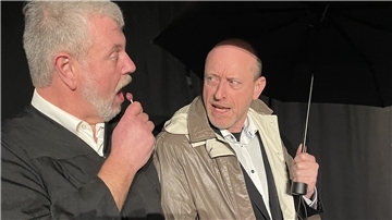 Zwei Männer in einem Stück des Theaters Fatale in Nordenham. Helge Schellstede und Olaf de Grave gehören zu den Darstellern von „Zwei Lügen, eine Wahrheit"