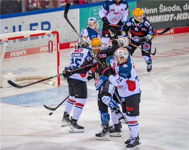 Pinguins siegen wieder - und sind nun punktgleich mit Tabellenführer Berlin Phillip Bruggisser bejubelt das 1:0. Wenig später traf er selbst zum 2:0.