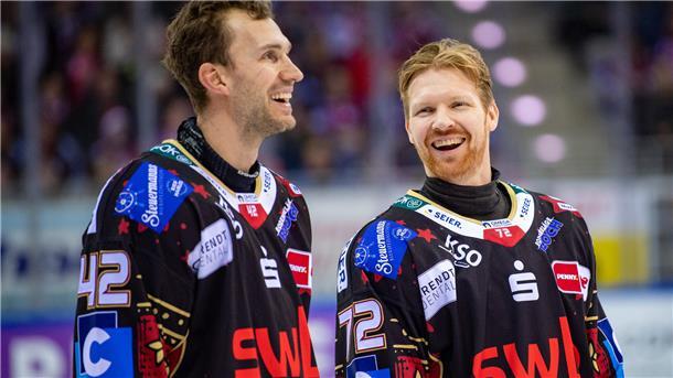 Pinguins legen drei Punkte unter den Weihnachtsbaum Phillip Bruggisser (rechts, hier mit Matt Abt) erzielte das erste Tor für die Fischtown Pinguins.