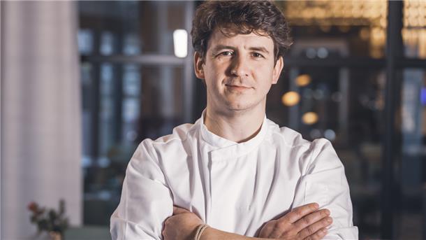 Phillip Probst ist der Küchenchef, der sich nun offiziell Chef des besten Restaurants im Land Bremen nennen darf. Kein anderes Restaurant des Landes schneidet im Schlemmeratlas besser ab.