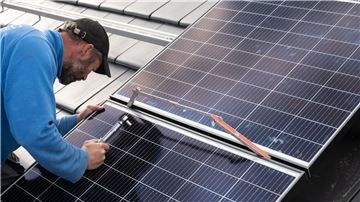 Photovoltaik-Anlagen auf dem Dach städtischer Liegenschaften könnten die Energie- und Heizkosten senken helfen. Doch das ist keine Verbesserung, die sich kurzfristig umsetzen lässt.