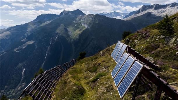 Photovoltaik-Paneele produzieren erneuerbare Energie und tragen zur Energieversorgung der Schweiz bei.