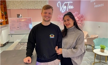 Ein junges Paar in einem in Pastellfarben gehaltenen Bubble-Tea-Shop in Nordenham