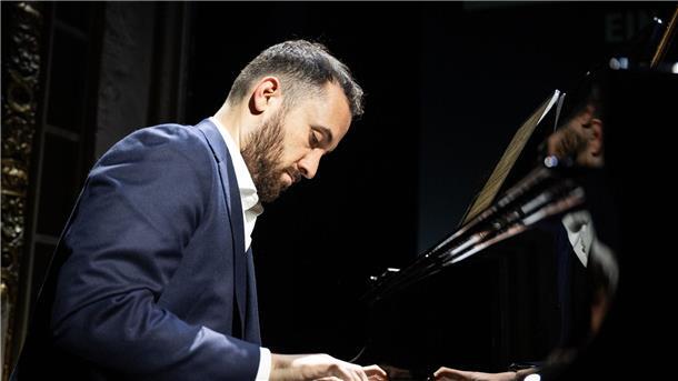 Igor Levit bringt Benefizalbum heraus Pianist Igor Levit beim Solidaritätskonzert für die Opfer des Hamas-Terroranschlags im Berliner Ensemble.
