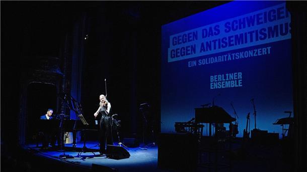 Solidaritätsabend mit Levit und den Toten Hosen Pianist Igor Levit (l) und Cosima Soulez Lariviere auf der Bühne in Berlin.
