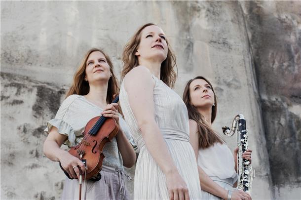 Tango trifft auf Klassik: Trio Luz y Sombra gastiert in der Seefelder Mühle Drei Frauen in heller Kleidung (Kleidern) sind zu sehen, die Frau links hat eine Violine in der Hand, die Frau rechts eine Klarinette. Das Trio Luz y Sombra verspricht am 9. Mai einen Abend voller musikalischer Überraschungen.