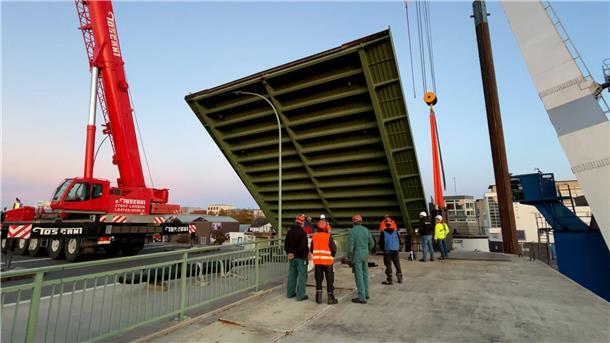 Saniertes Stemmtor wieder unter Kennedybrücke in Bremerhaven eingehängt