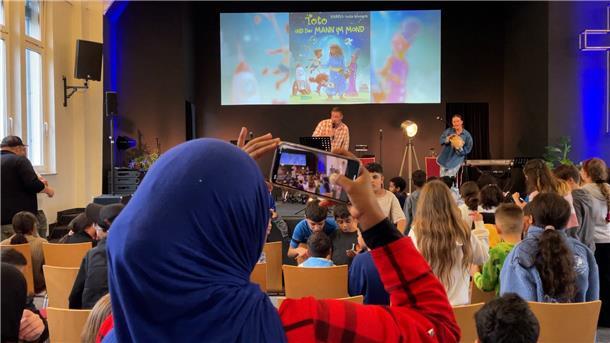 Popstar Sasha singt für Kinder in der Arche Bremerhaven
