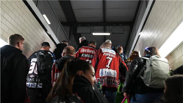 Pinguins-Sonderzug nach Dresden: Wir sprechen vor der Abfahrt mit den Fans