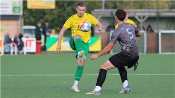 Pierre-Steffen Heinemann vom TSV Abbehausen in der Fußball-Bezirksliga