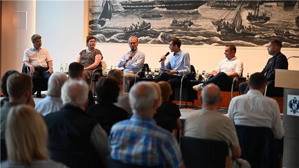 Klartext bei NZ-Diskussion zur Innenstadt: „Die Jugendherberge gehört da nicht hin“ Piet Rothe (DEHOGA), Lea Zerbst (Wirtschaftsjunioren), Ex-OB Jörg Schulz, NZ-Chefredakteur Christoph Linne, Michael Gerber (Erlebnis Bremerhaven), und Stefan Kruecken (Ankerherz-Verlag) diskutieren über die Zukunft der Innenstadt.