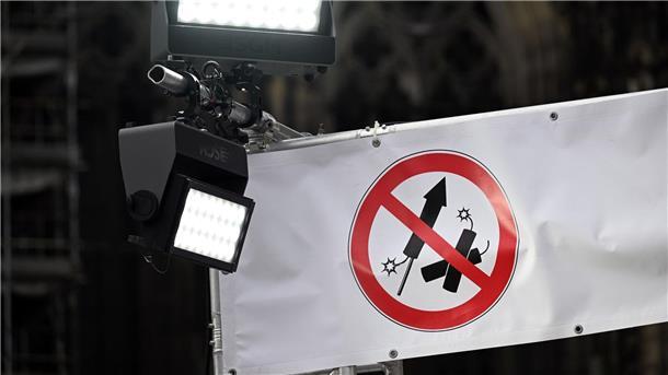 Böllerzwischenfälle schon vor Silvester Piktogramme weisen auf eine Böllerverbotszone in Köln hin.