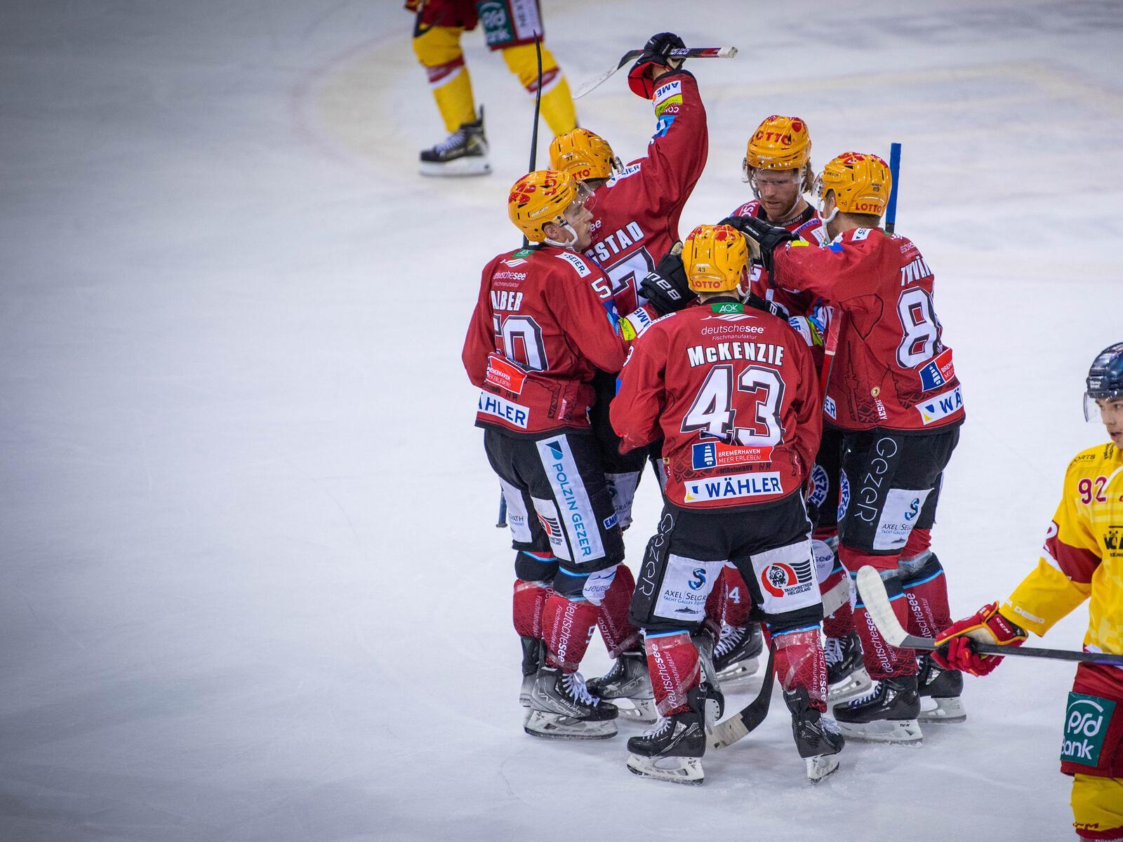 Pinguins bejubeln ihr 1:1-Ausgleichstor gegen Düsseldorf.