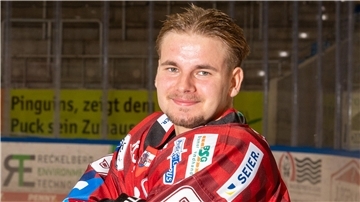 Pinguins-Eigengewächs Justin Büsing spielt per Förderlizenz in der DEL2 und überzeugt mit drei Tore und sechs Vorlagen für Crimmitschau.