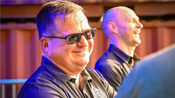 Pinguins-Geschäftsführer Hauke Hasselbring lacht verschmitzt mit Sportdirektor Sebastian Furchner (hinten).