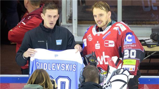 Pinguins sind bereit für das Spitzenspiel - Defensive ist nicht zu knacken Pinguins-Keeper Kristers Gudlevskis wurde vor der Partie für die Wahl als DEL-Spieler des Monats September von Malte Giesemann vom Pinguins-Podcast der NORDSEE-ZEITUNG ausgezeichnet.
