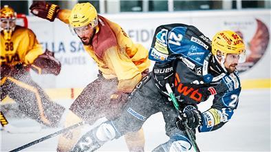 Eishockeyspieler Nico Krämmer in Aktion