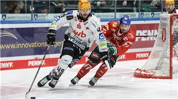 Pinguins-Spieler Lukas Kälble läuft Augsburgs Luca Tosto auf und davon. Die Bremerhavener wurden ihrer Favoritenrolle gerecht.
