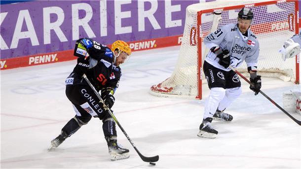 Pinguins-Stürmer Marly Quincy (li.) hätte sich gewünscht, dass die Pinguins sich einen Tick früher in die Begegnung kämpfen.