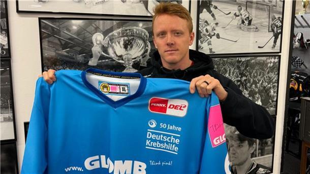 Pinguins-Stürmer Ross Mauermann mit dem Sondertrikot zugunsten des 50-jährigen Bestehens der Deutschen Krebshilfe. Ab Sonntag können diese im Foyer der Eisarena für den guten Zweck erworben werden.
