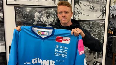 Pinguins-Stürmer Ross Mauermann mit dem Sondertrikot zugunsten des 50-jährigen Bestehens der Deutschen Krebshilfe. Ab Sonntag können diese im Foyer der Eisarena für den guten Zweck erworben werden.