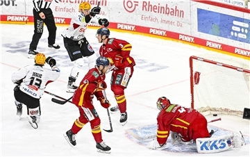 Pinguins-Stürmer Ziga Jeglic (links) trifft zum zwischenzeitlichen 1:1-Ausgleich und lässt Kapitän Jan Urbas im Hintergrund jubeln.