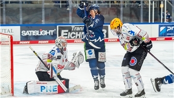 Eishockey-Torhüter Maximilian Franzreb von den Fischtown Pinguins hält einen Schuss.