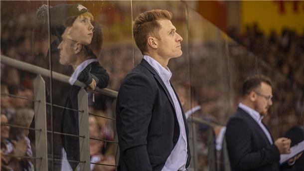Pinguins-Trainer Alexander Sulzer hat auf diesem Schnappschuss einen ganz besonderen Rückhalt: Sohn Maximilian kam in einer Drittelpause an die Trainerbank, um Hallo zu sagen.
