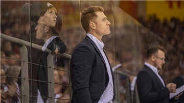 Pinguins-Trainer Alexander Sulzer hat auf diesem Schnappschuss einen ganz besonderen Rückhalt: Sohn Maximilian kam in einer Drittelpause an die Trainerbank, um Hallo zu sagen.