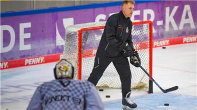 Pinguins-Trainer Alexander Sulzer hat mit seiner Mannschaft auf der Schweiz-Reise wichtige Erkenntnisse gesammelt.