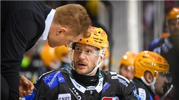 Pinguins-Trainer Alexander Sulzer im Gespräch mit Kapitän Jan Urbas. Gibt es im Spiel bei den Kölner Haien mit Blick auf die Playoffs besondere Trainer-Tricks?