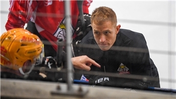 Eishockeytrainer im Gespräch