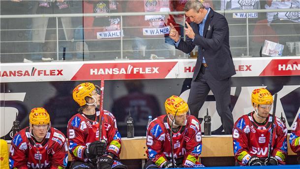Pinguins-Trainer Thomas Popiesch gibt seinem Topstürmer Ziga Jeglic Anweisungen für das Spiel.