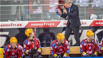 Pinguins-Trainer Thomas Popiesch gibt seinem Topstürmer Ziga Jeglic Anweisungen für das Spiel.