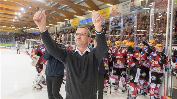 Popiesch: „Es ist eigenartig, so auseinanderzugehen“ Pinguins-Trainer Thomas Popiesch jubelte nach dem letzen Heimspiel der Saison zusammen mit Spielern und Fans.