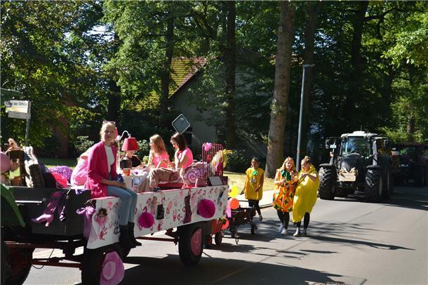 Pink ist seit dem Barbie-Film die Farbe der Saison. 