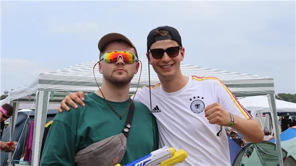 Kein Ski ohne Aggu: Das sind die besten Ski-Aggu-Doubles auf dem Hurricane Zwei Männer posieren für die Kamera.