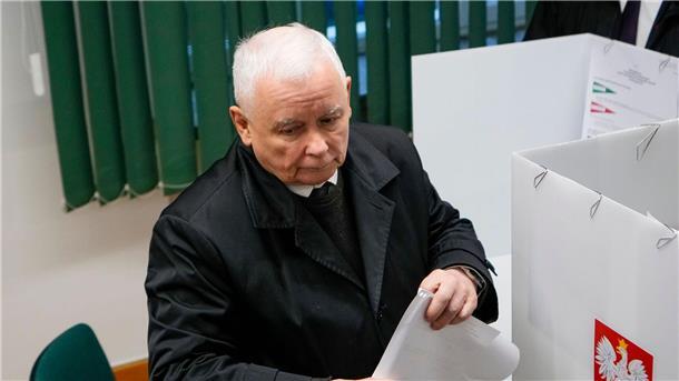 Opposition glaubt nach Polen-Wahl an Sieg - Partei PiS vorn PiS-Chef Jaroslaw Kaczynski im Wahllokal in Warschau.