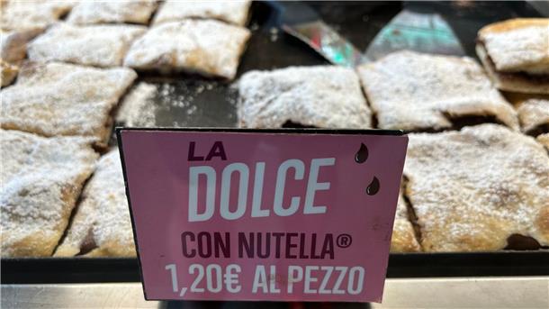 Pizza mit Nuss-Nougat-Aufstrich in einer italienischen Bäckerei.