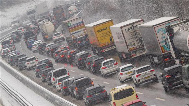 Streit um Straßenbau: Die Ampel-Koalition hat sich verhakt PKW, Busse und LKW stehen auf der Autobahn A8 am Irschenberg im Stau.